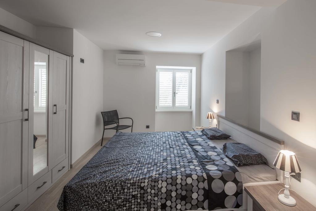 Apartments Villa Adrienne มาลีโลชินจ์ ภายนอก รูปภาพ