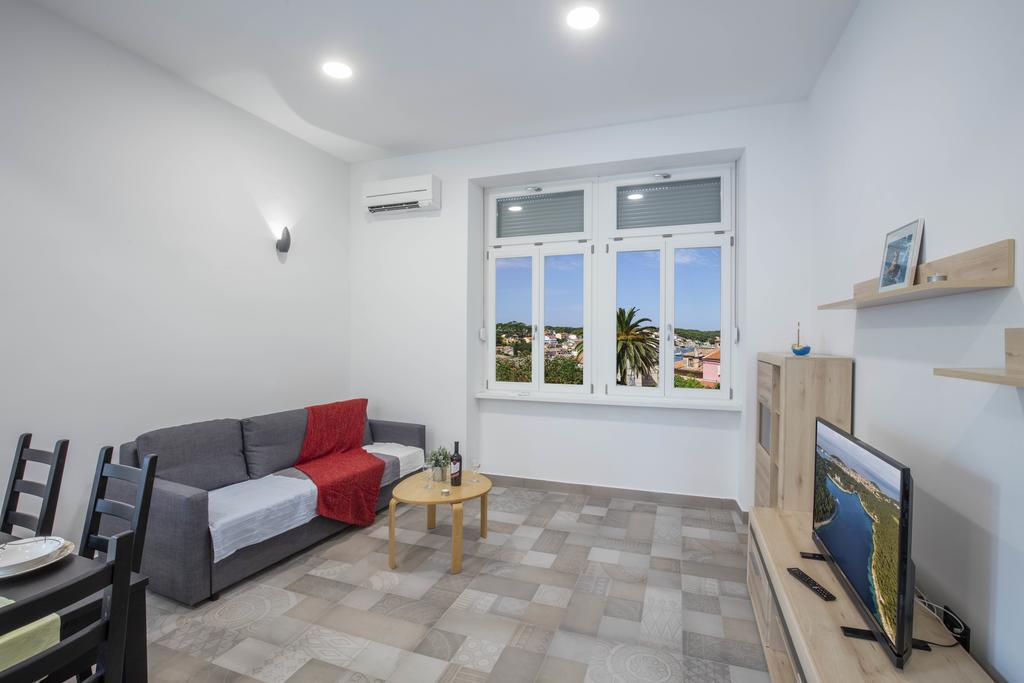 Apartments Villa Adrienne มาลีโลชินจ์ ภายนอก รูปภาพ
