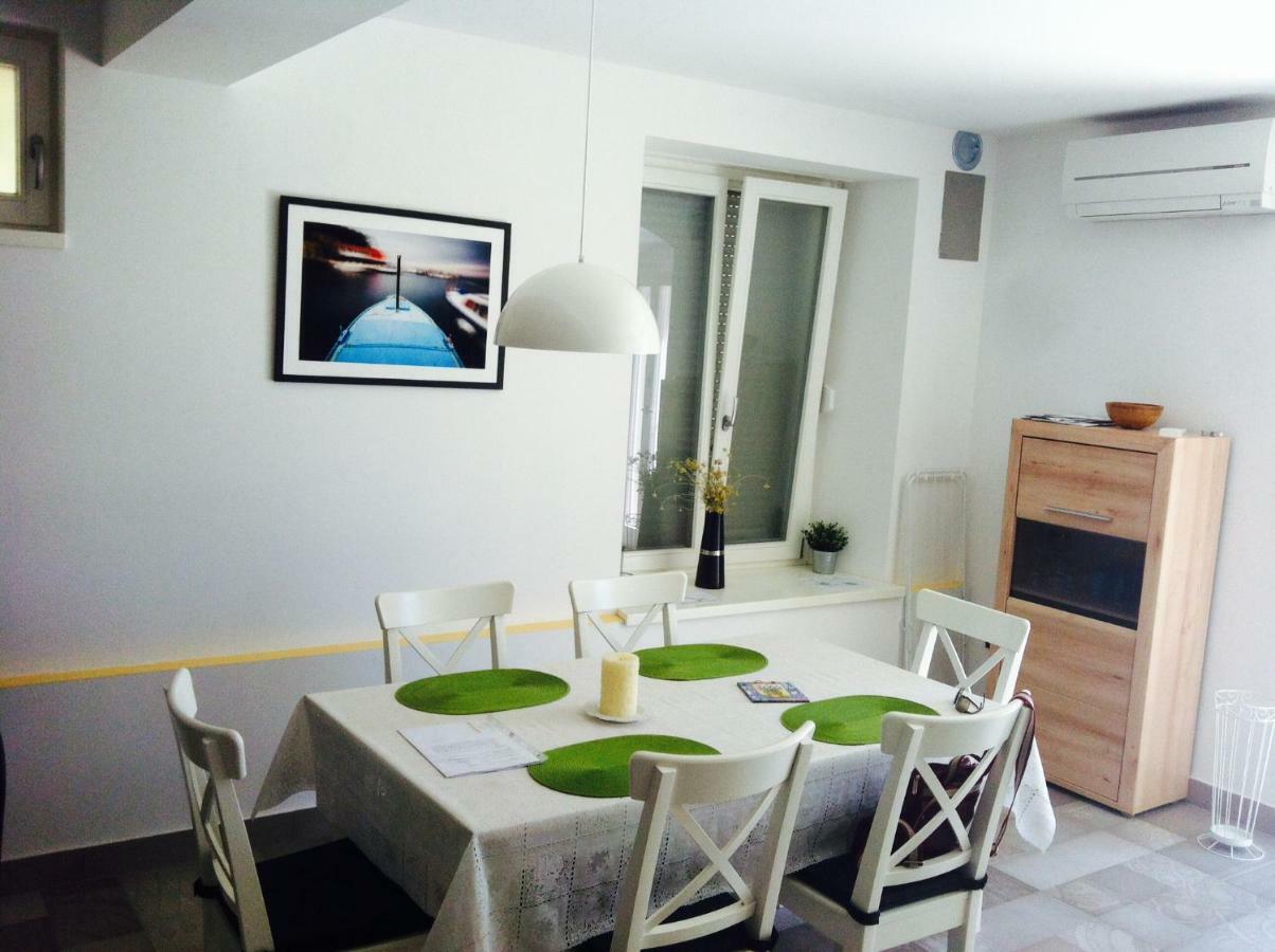 Apartments Villa Adrienne มาลีโลชินจ์ ภายนอก รูปภาพ