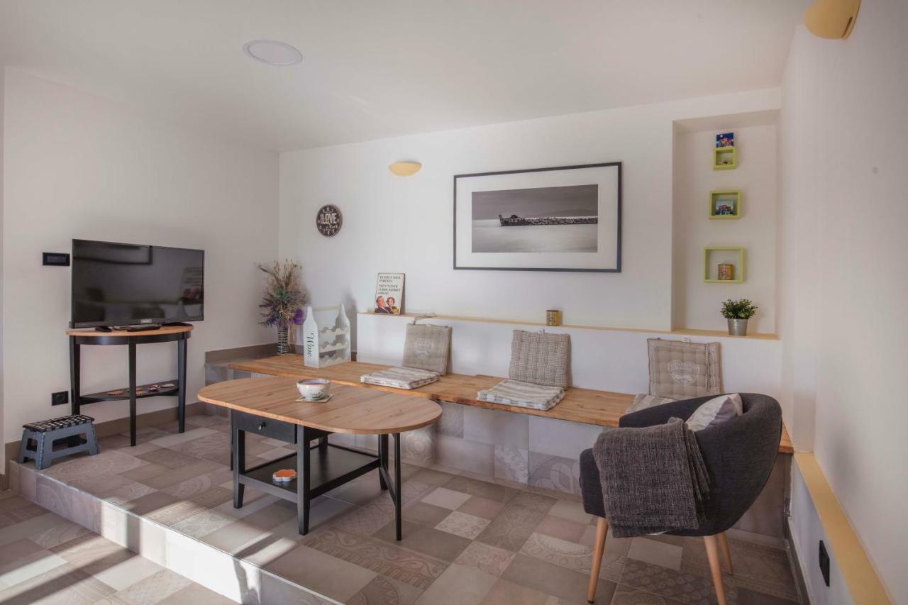 Apartments Villa Adrienne มาลีโลชินจ์ ภายนอก รูปภาพ