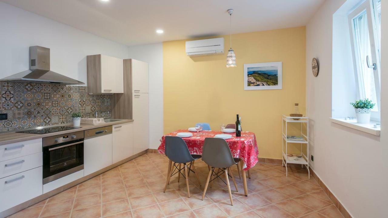 Apartments Villa Adrienne มาลีโลชินจ์ ภายนอก รูปภาพ